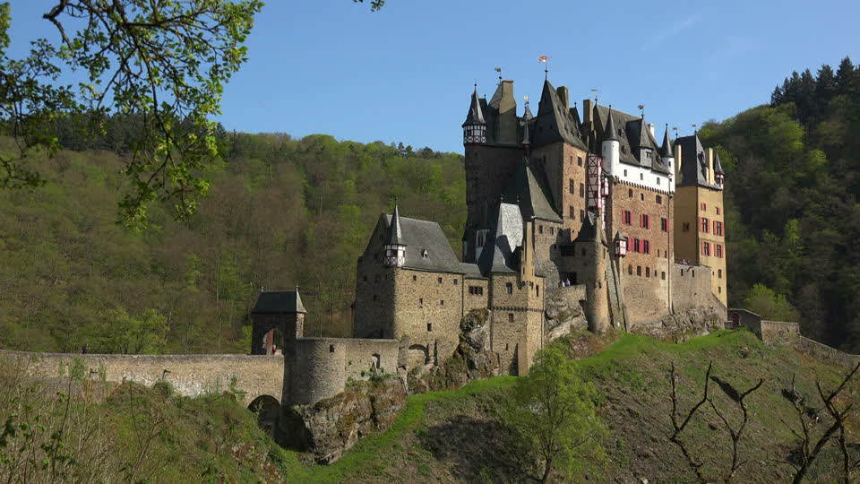 859865223-burg-eltz-eifel-rhineland-palatinate-castle-fortress