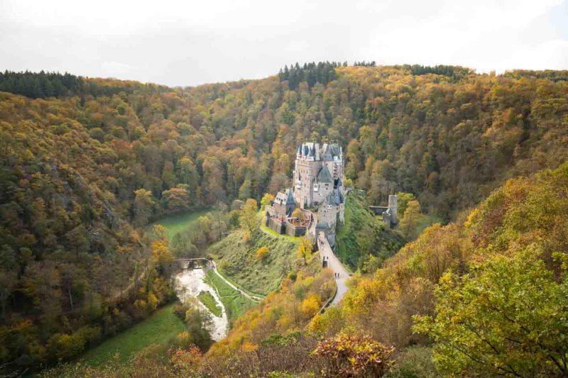 Burg-Eltz-viewpoint-Photo-from-above-the-Castle-800x533